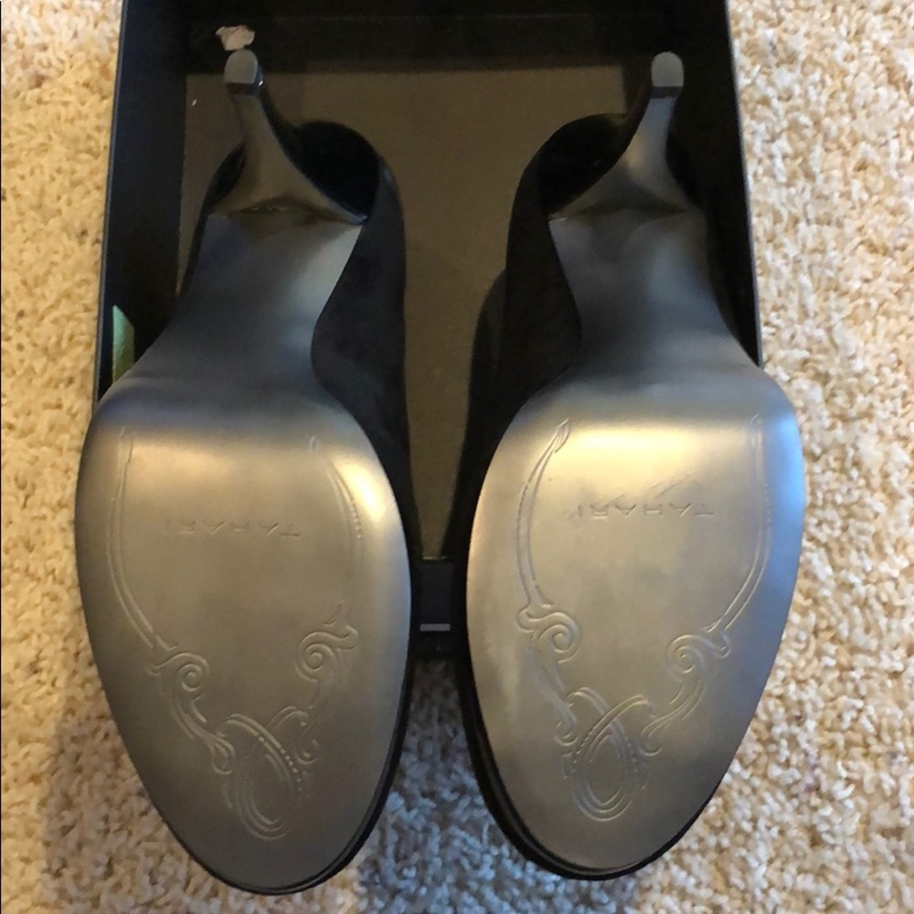 NWB Tahari Black Suede Round Toe Heels - Picture 3 of 6